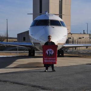 SFU工程航空系学生站在Skywest捐赠的飞机前